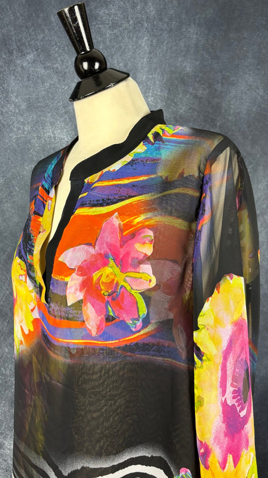 Blouse florale asymétrique Frank Lyman, taille 14. Vue de l'encolure.