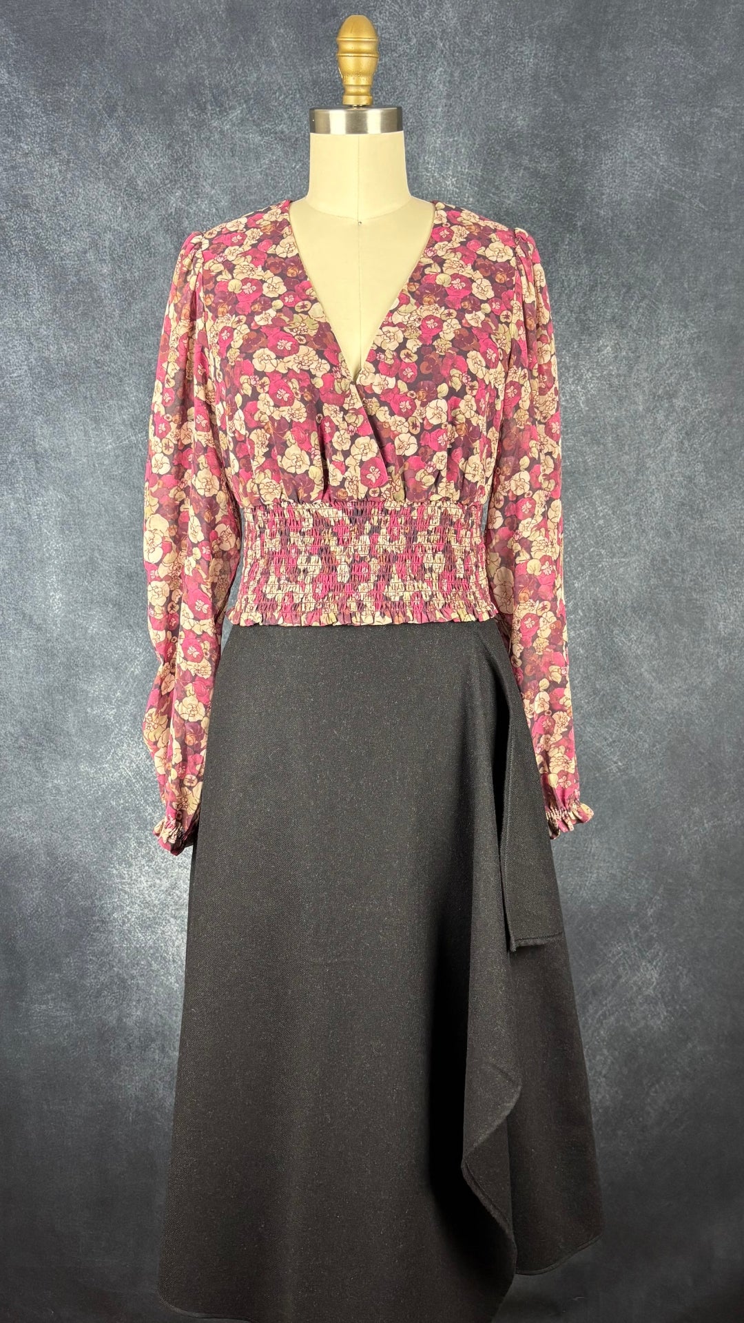 Blouse florale automnale à encolure croisée et taille ruchée extensible Wilfred, taille medium. Vue de l'agencement avec la longue jupe noire en lainage Massimo Dutti.