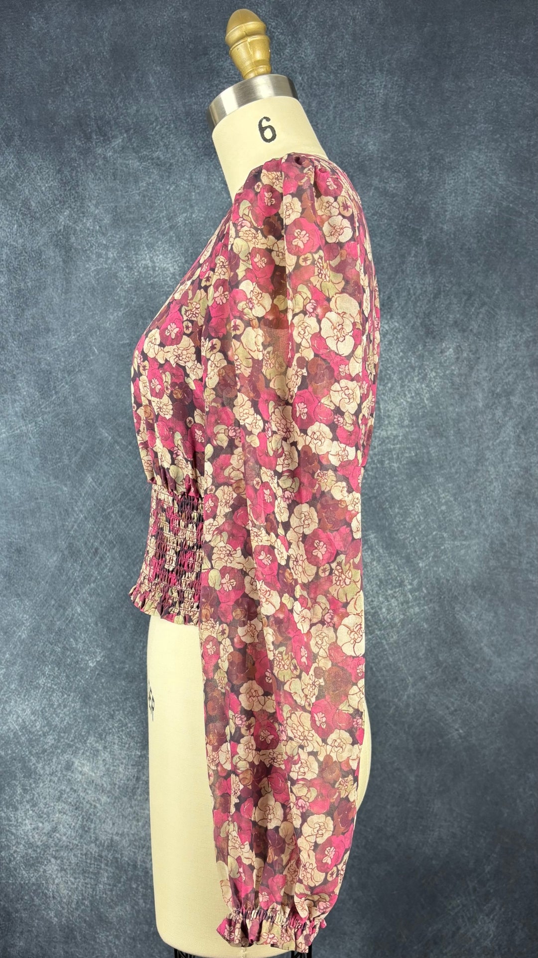 Blouse florale automnale à encolure croisée et taille ruchée extensible Wilfred, taille medium. Vue de côté.