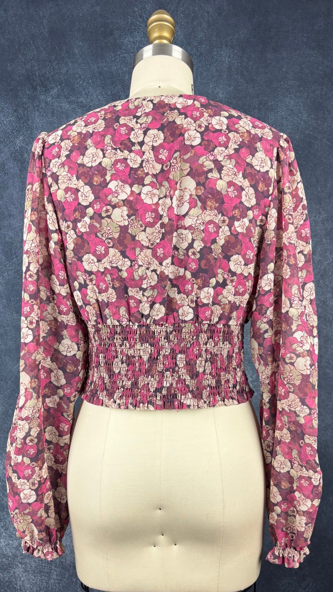 Blouse florale automnale à encolure croisée et taille ruchée extensible Wilfred, taille medium. Vue de dos.