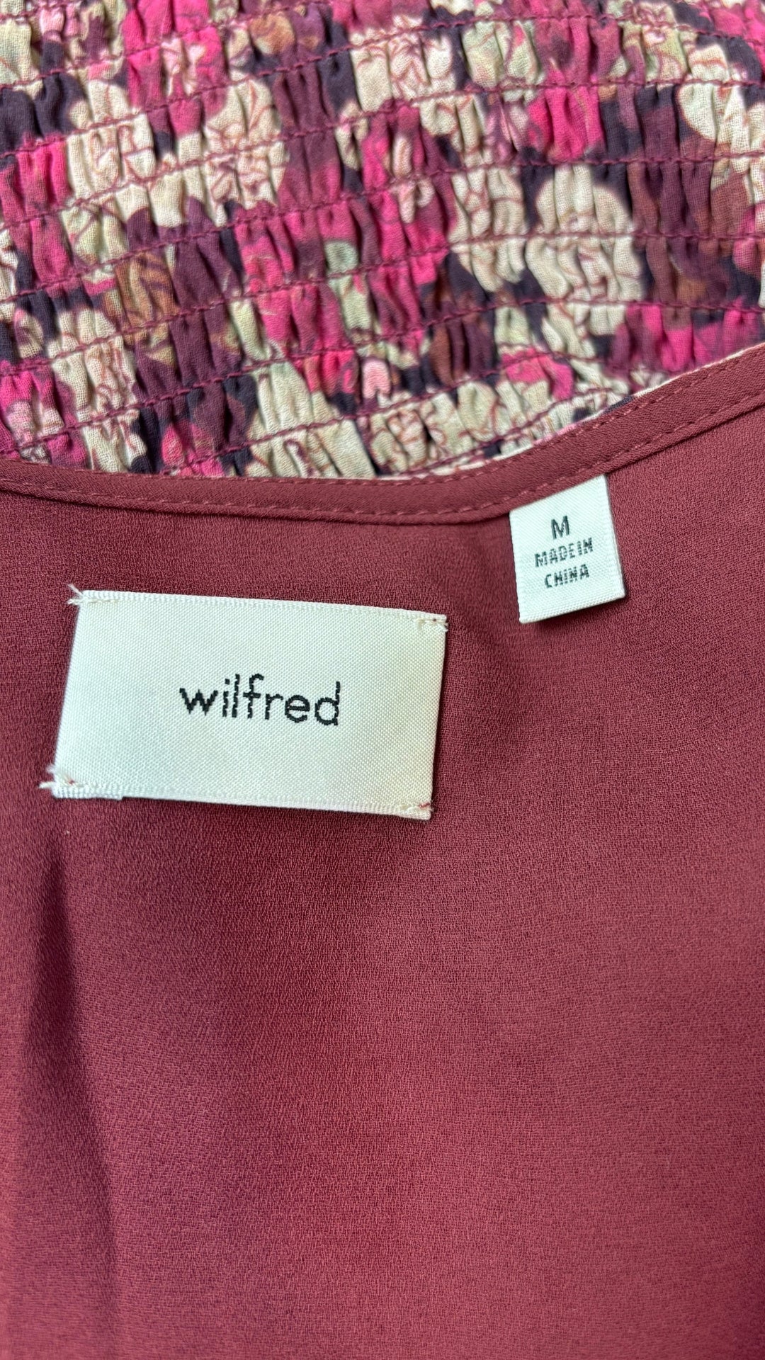 Blouse florale automnale à encolure croisée et taille ruchée extensible Wilfred, taille medium. Vue de l'étiquette.