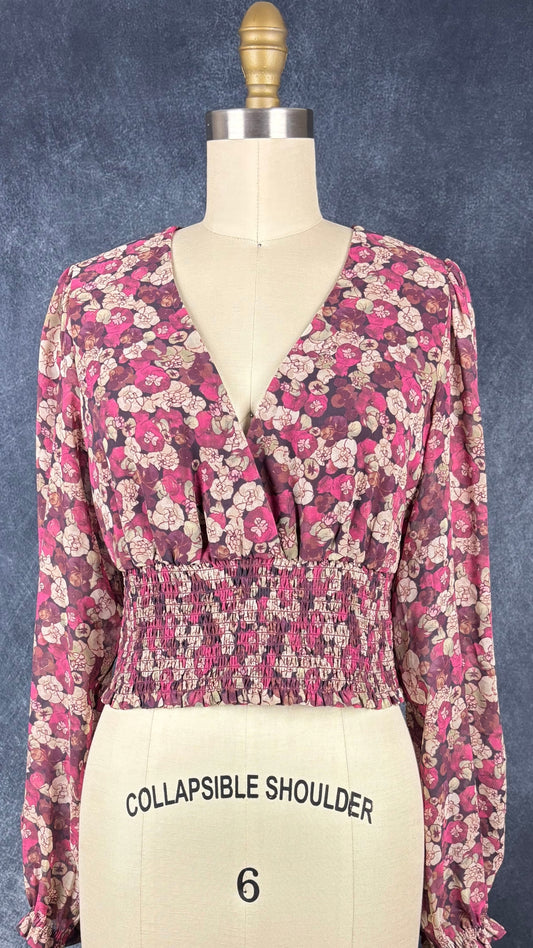 Blouse florale automnale à encolure croisée et taille ruchée extensible Wilfred, taille medium. Vue de face.