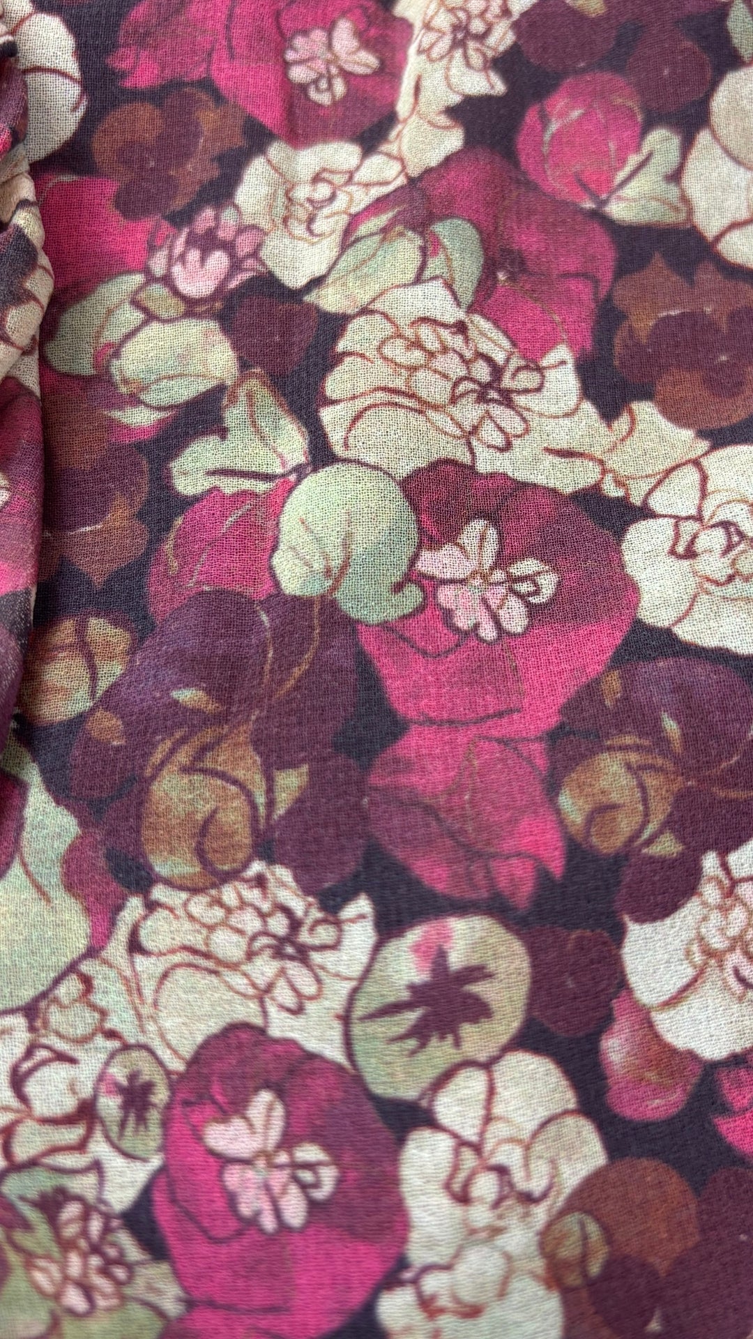 Blouse florale automnale à encolure croisée et taille ruchée extensible Wilfred, taille medium. Vue de près du tissu.