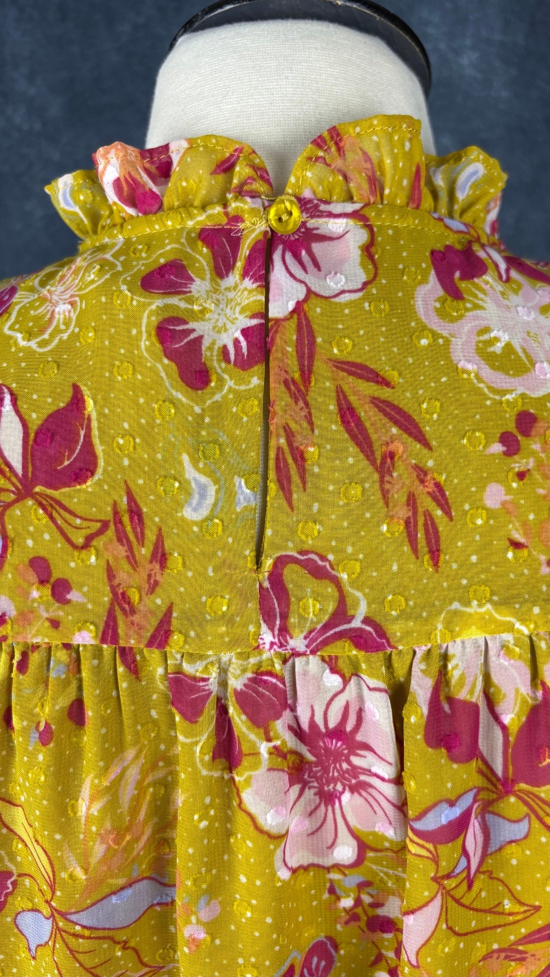 Blouse florale colorée Joie, taille medium. Vue du haut du dos.