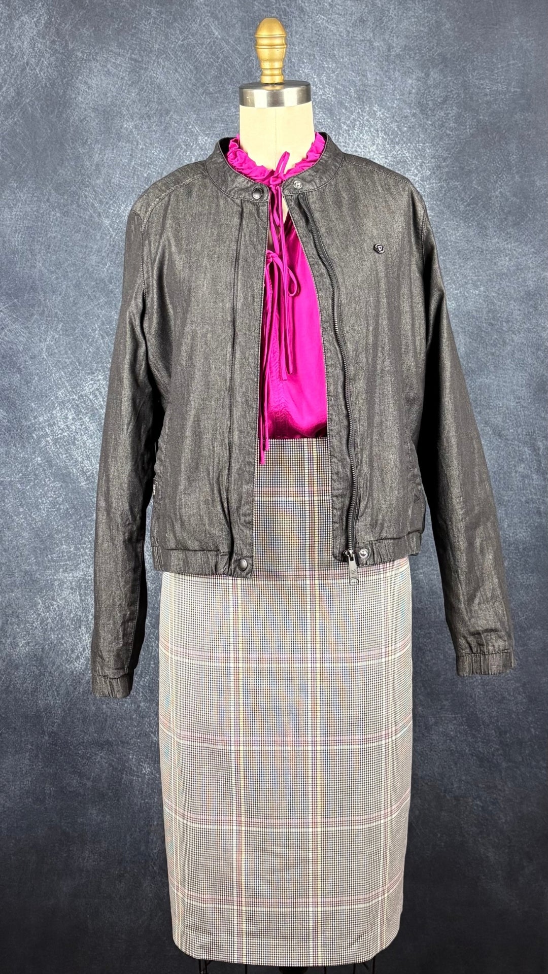 Blouse fluide satinée à col plissé fuchsia Suncoo, taille 1 (m/l). Vue de l'agencement avec la jupe crayon Tristan et le blouson Ragwear.
