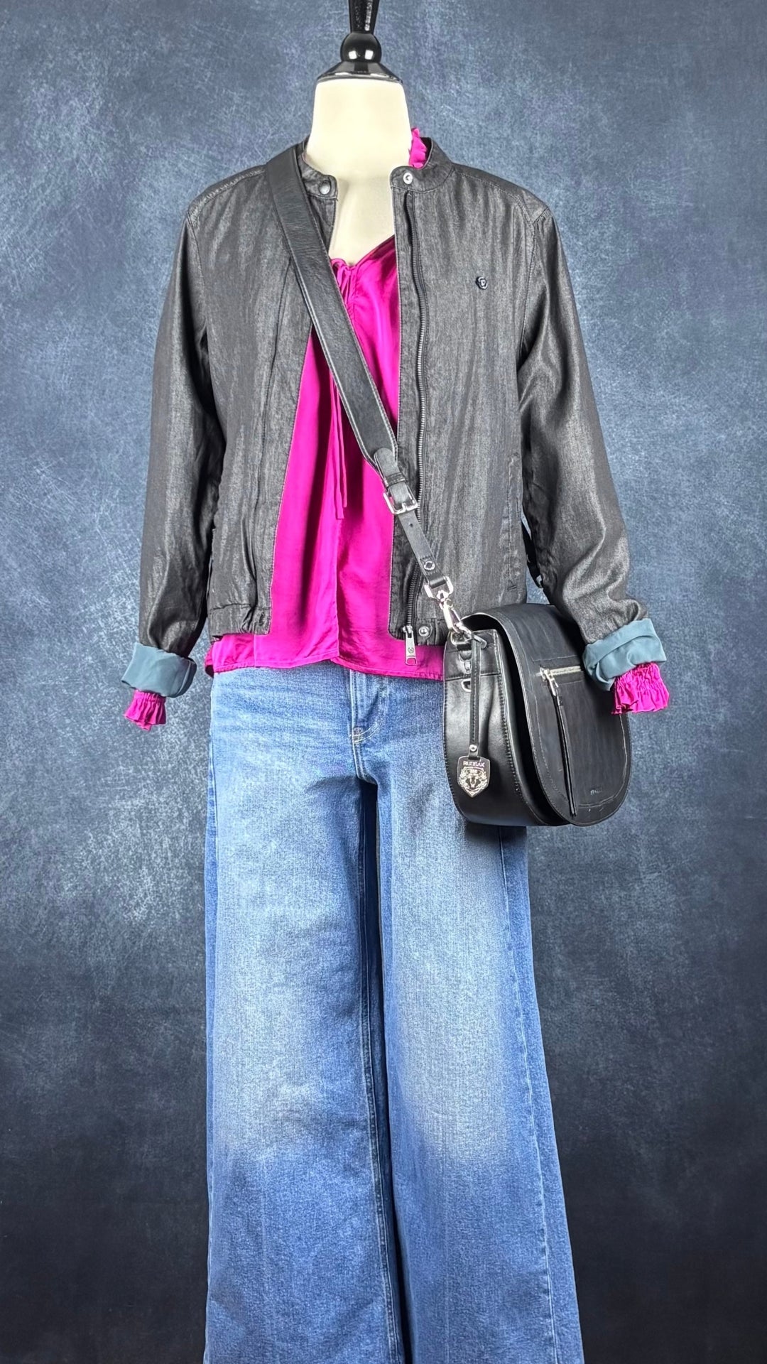 Blouse fluide satinée à col plissé fuchsia Suncoo, taille 1 (m/l). Vue de l'agencement avec le jeans Gap, le blouson Ragwear et le sac en cuir noir Rudsak.