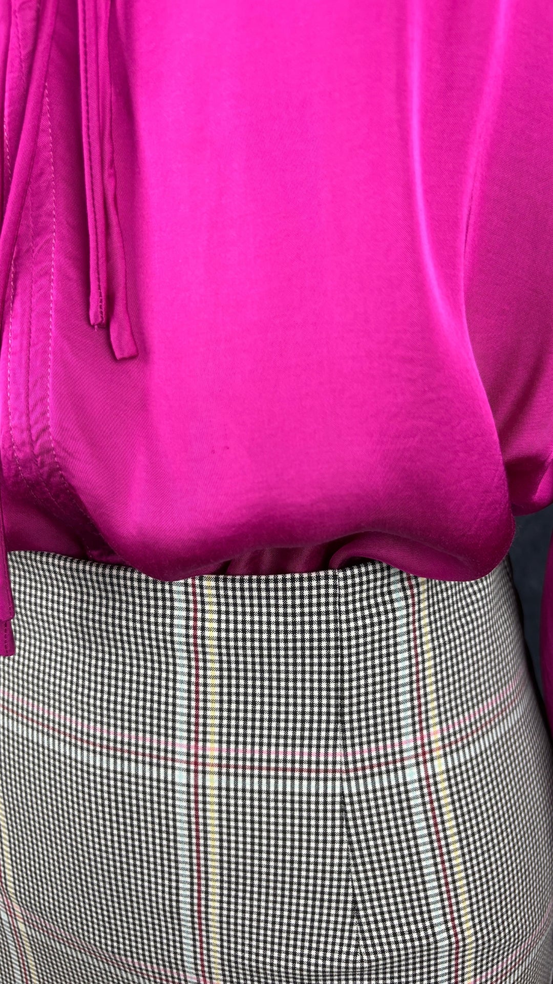 Blouse fluide satinée à col plissé fuchsia Suncoo, taille 1 (m/l). Vue de près de l'agencement avec la jupe à carreaux Tristan.