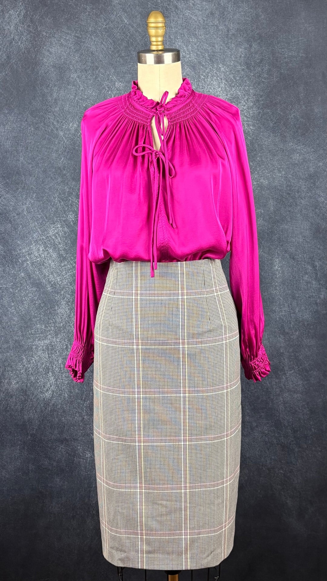 Blouse fluide satinée à col plissé fuchsia Suncoo, taille 1 (m/l). Vue de l'agencement avec la  jupe crayon Tristan à carreaux colorés.
