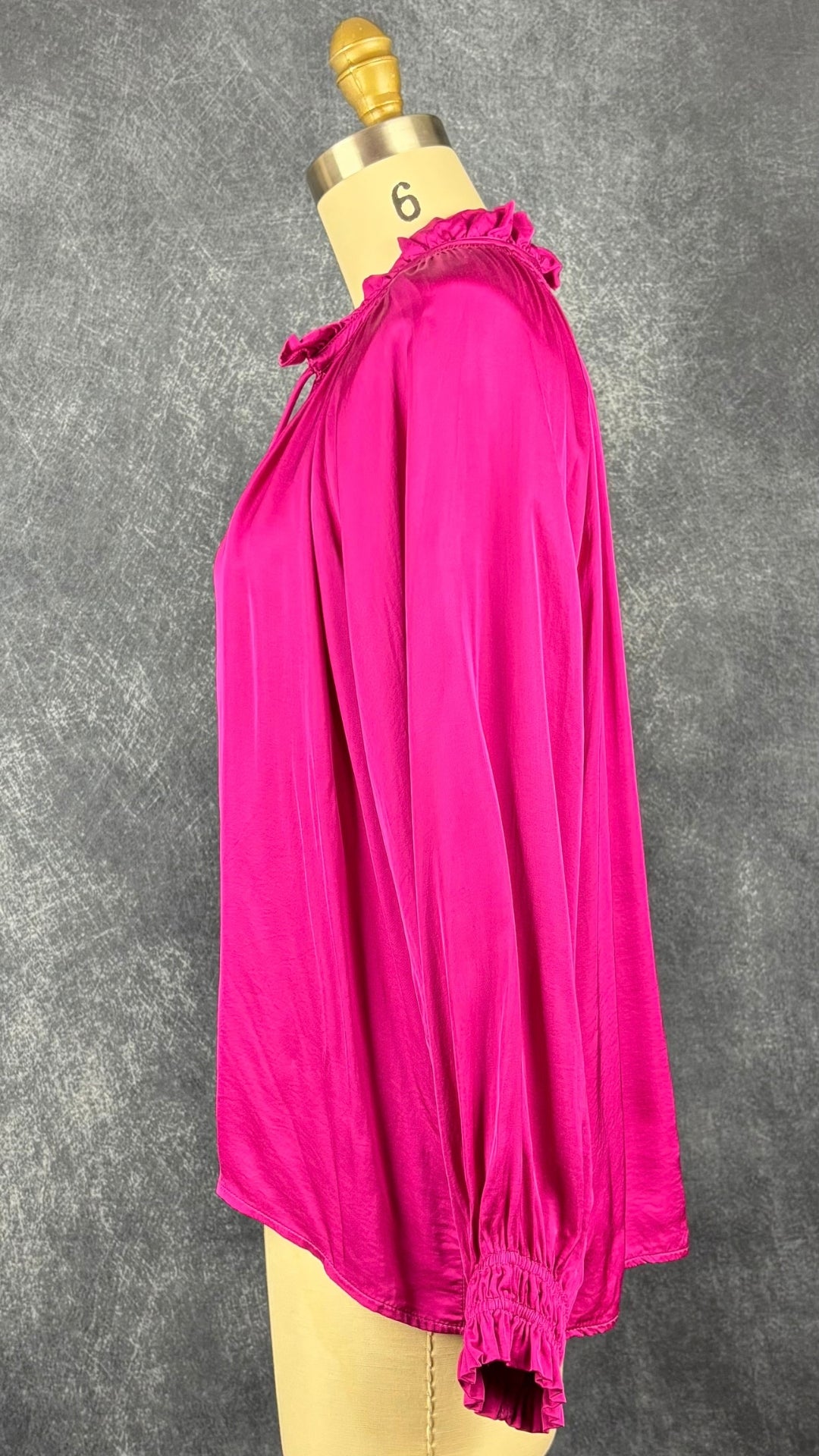 Blouse fluide satinée à col plissé fuchsia Suncoo, taille 1 (m/l). Vue de côté.