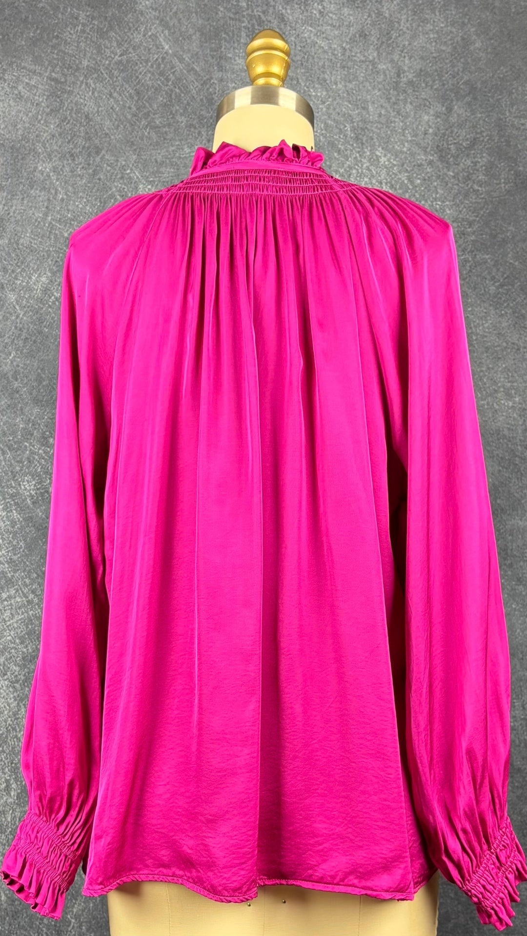 Blouse fluide satinée à col plissé fuchsia Suncoo, taille 1 (m/l). Vue de dos.