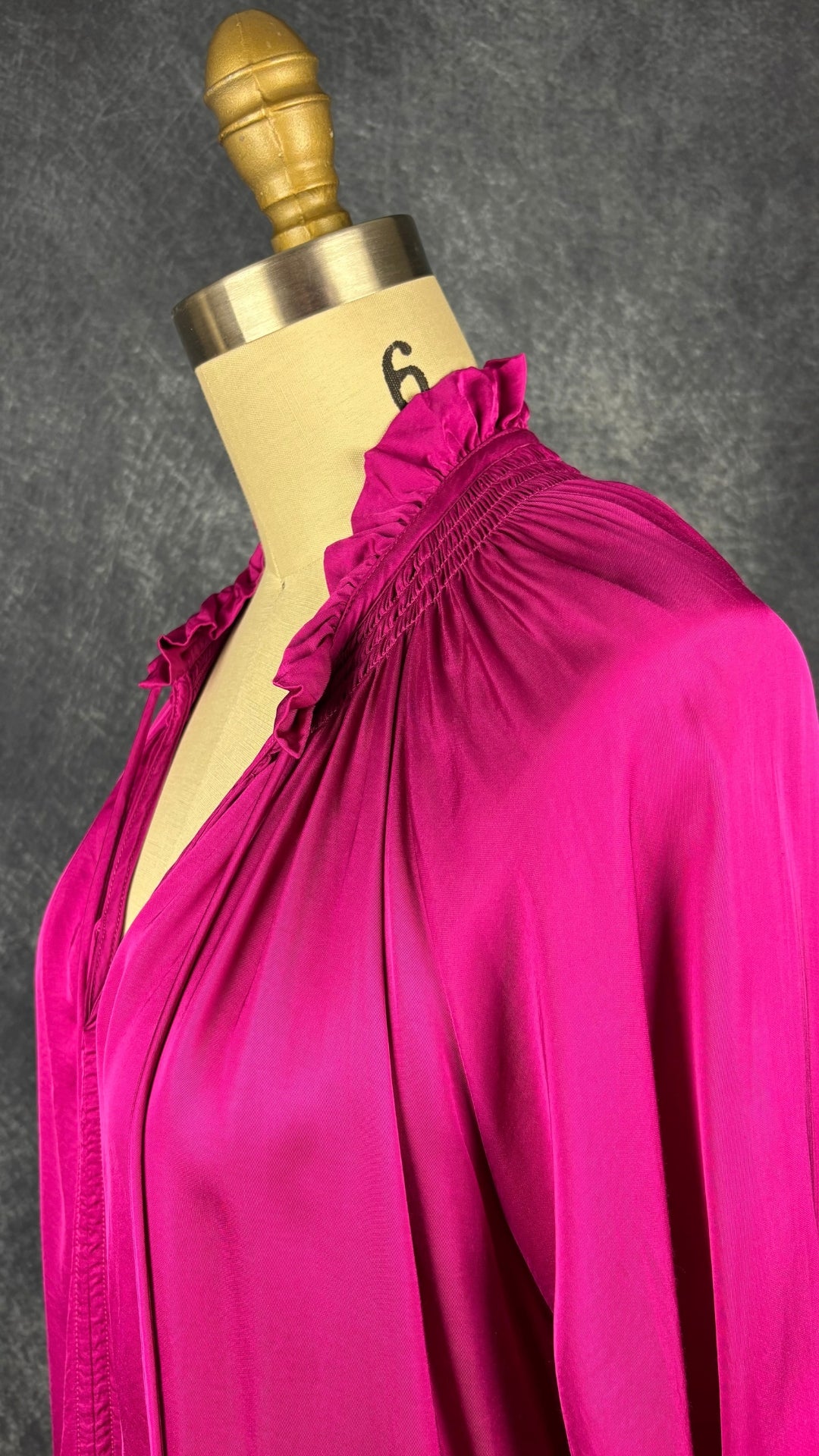 Blouse fluide satinée à col plissé fuchsia Suncoo, taille 1 (m/l). Vue de l'encolure.