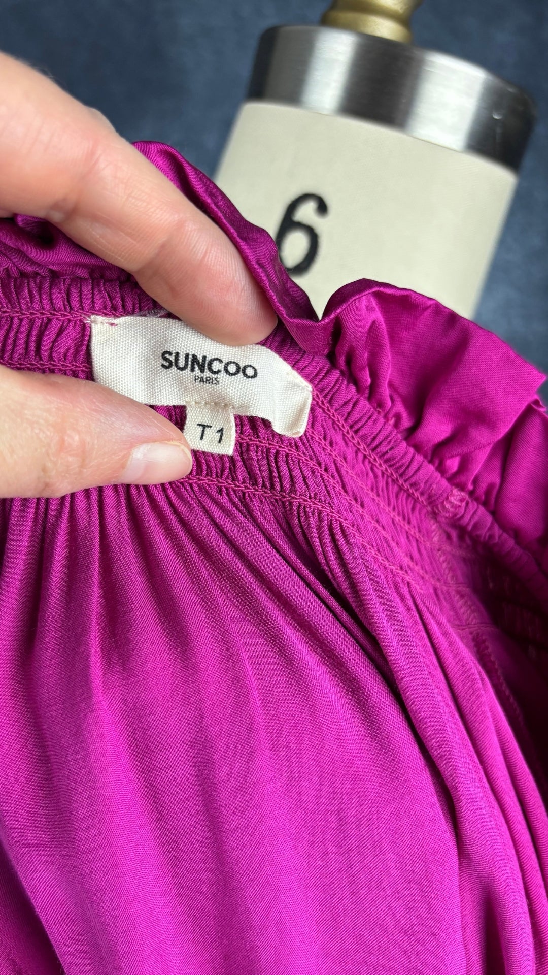 Blouse fluide satinée à col plissé fuchsia Suncoo, taille 1 (m/l). Vue de l'étiquette.