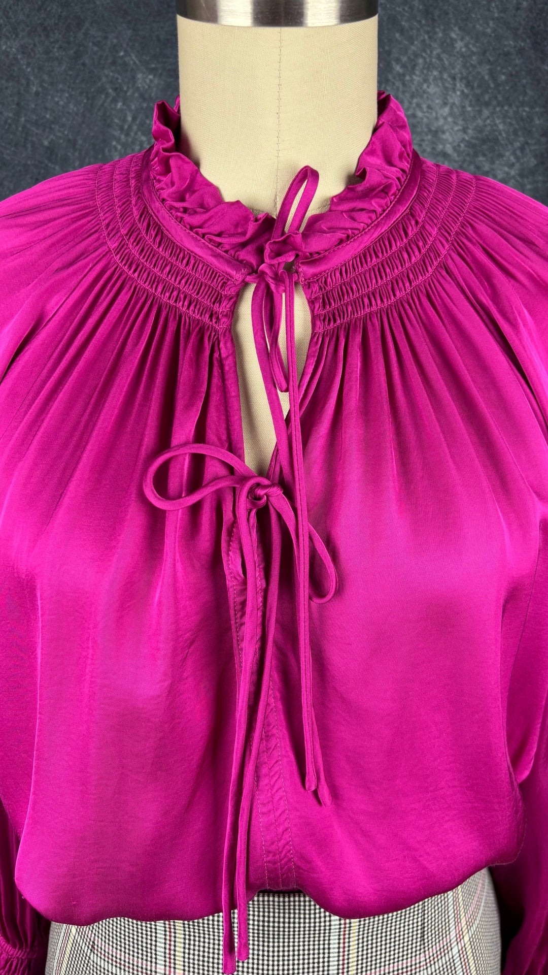 Blouse fluide satinée à col plissé fuchsia Suncoo, taille 1 (m/l). Vue de l'encolure, tous les cordons noués.