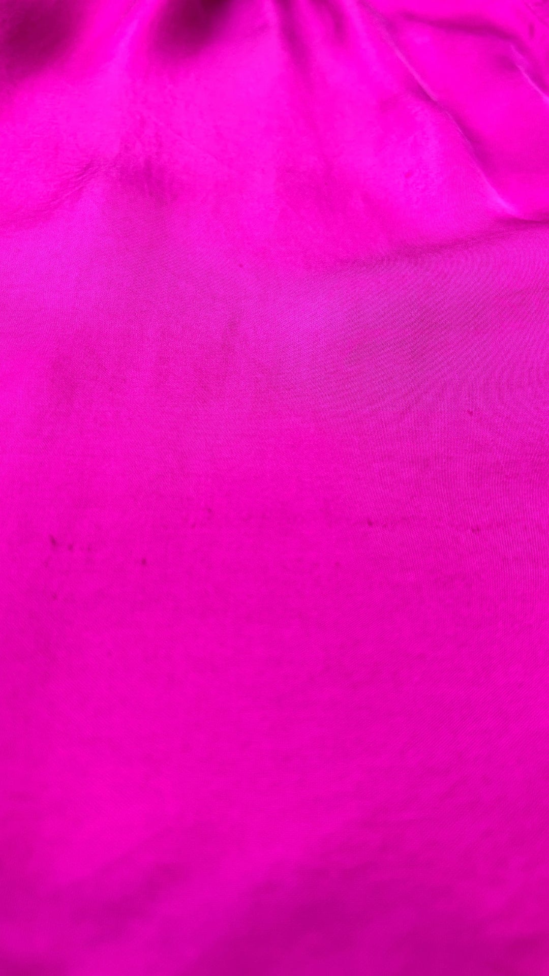 Blouse fluide satinée à col plissé fuchsia Suncoo, taille 1 (m/l). Vue de près des petits fils tirés dans le tissu.