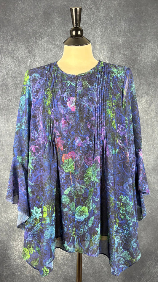 Blouse fluide colorée encolure chaînette T Tahari, taille medium. Vue de face.