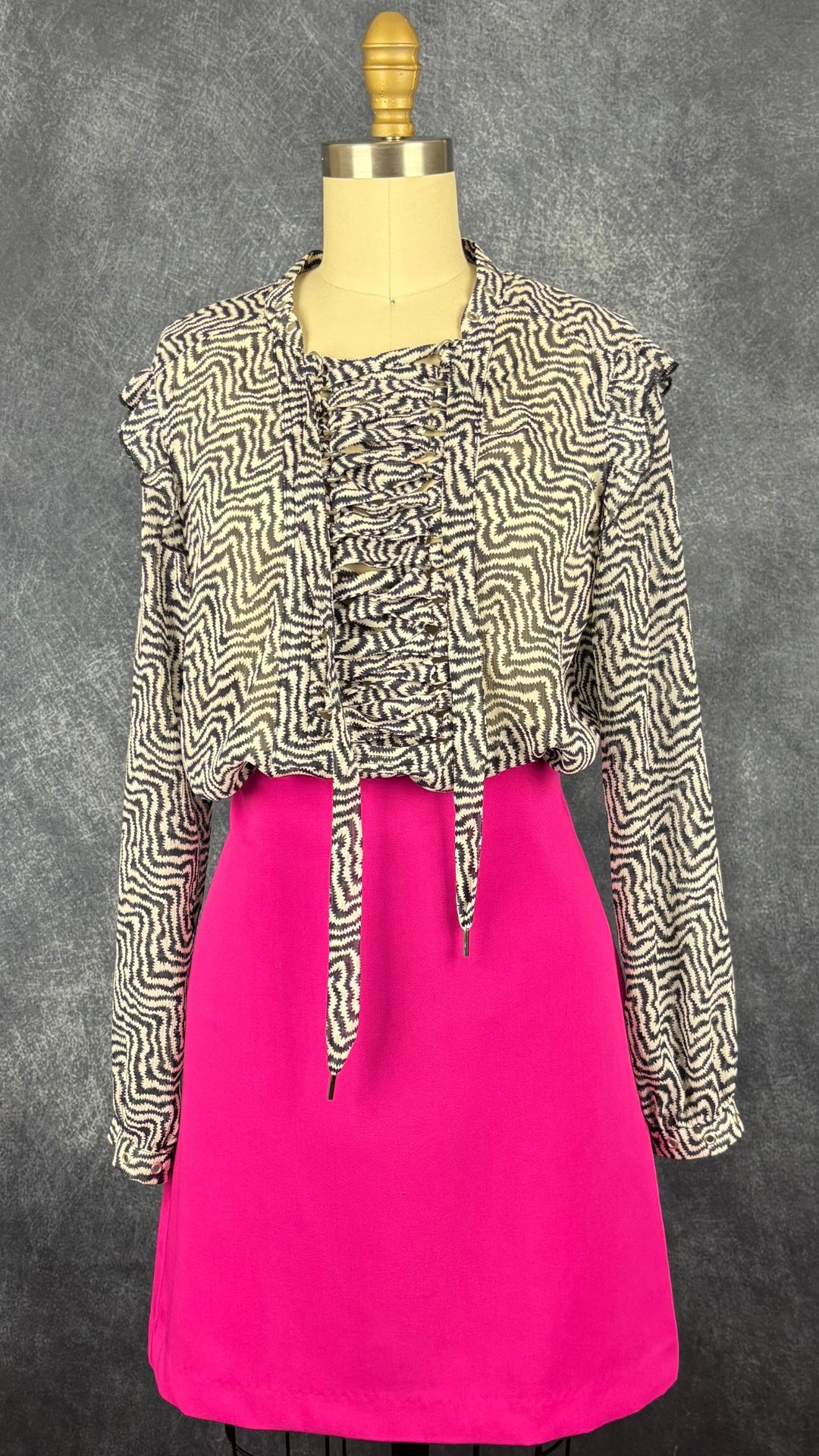 Blouse fluide crème à motifs zigzag Scotch & Soda, taille estimée à small/medium. Vue de l'agencement avec la jupe Joie fuchsia.