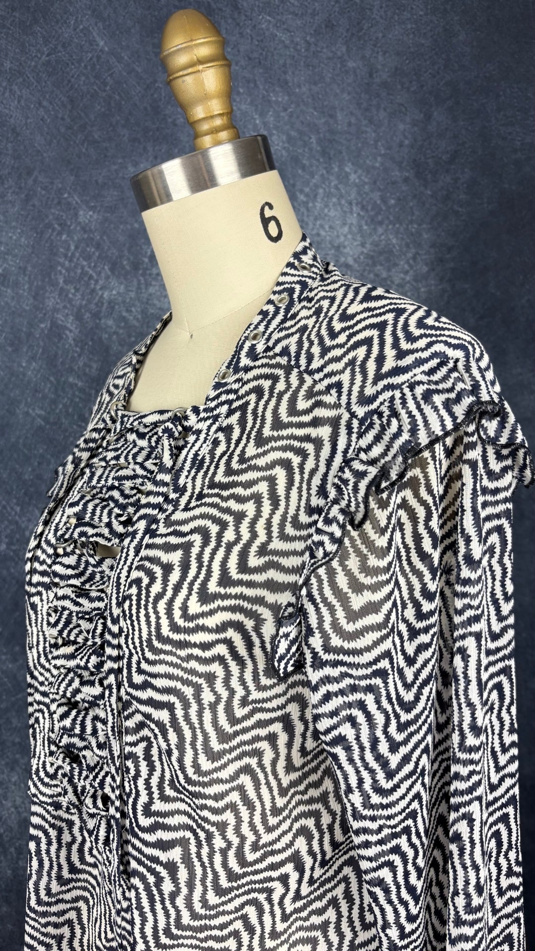 Blouse fluide crème à motifs zigzag Scotch & Soda, taille estimée à small/medium. Vue de l'encolure.