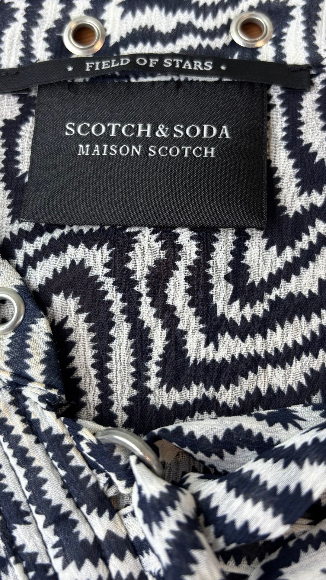 Blouse fluide crème à motifs zigzag Scotch & Soda, taille estimée à small/medium. Vue de l'étiquette.