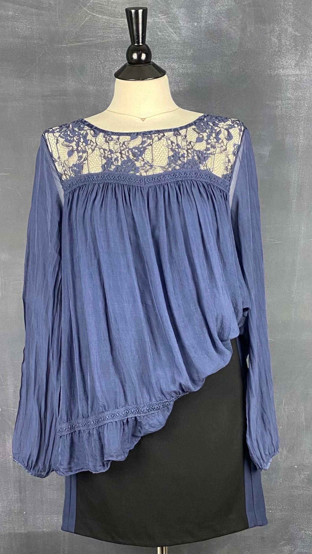 Blouse fluide dentelle et soie bleue Giulia, taille large. Vue de l'agencement avec la jupe noire à encadré bleu Diane von Furstenberg.