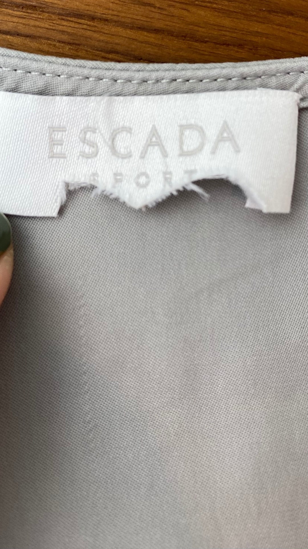 Blouse fluide grise boutons bijoux Escada Sport, taille estimée à s-m. Vue de l'étiquette.