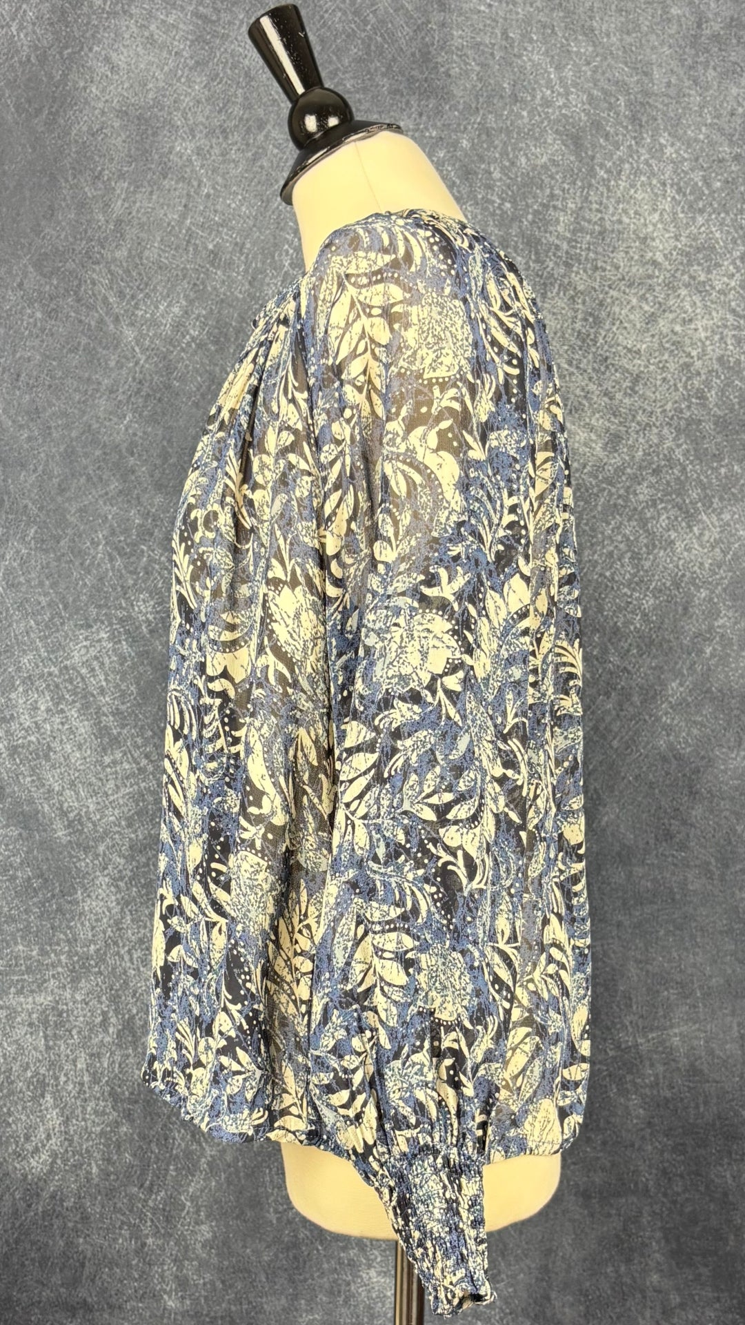 Blouse fluide légèrement translucide à motifs de feuillages crème et bleu Part Two, taille 36 (s). Vue de côté.