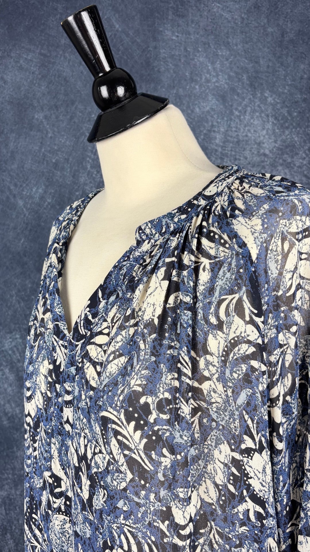 Blouse fluide légèrement translucide à motifs de feuillages crème et bleu Part Two, taille 36 (s). Vue de l'encolure.