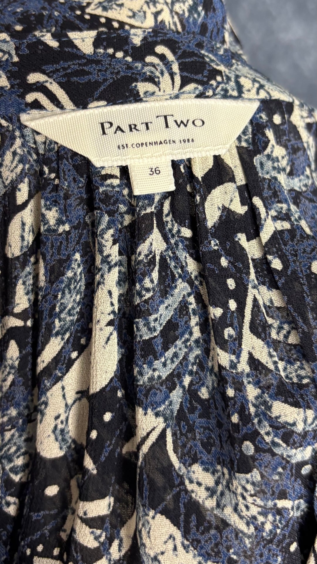 Blouse fluide légèrement translucide à motifs de feuillages crème et bleu Part Two, taille 36 (s). Vue de l'étiquette.