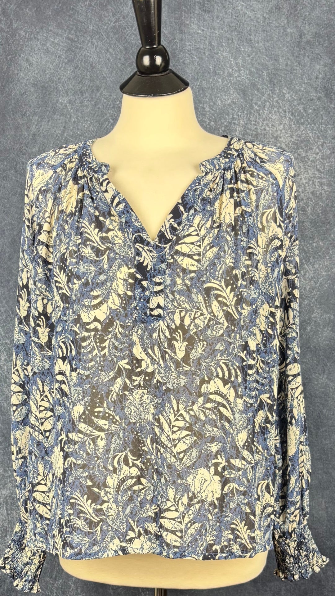 Blouse fluide légèrement translucide à motifs de feuillages crème et bleu Part Two, taille 36 (s). Vue de face.