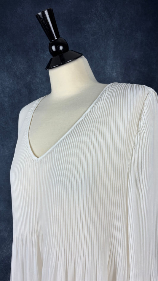 Blouse fluide plissée crème Wilfred, modèle Daydreamer, taille medium. Vue de l'encolure.
