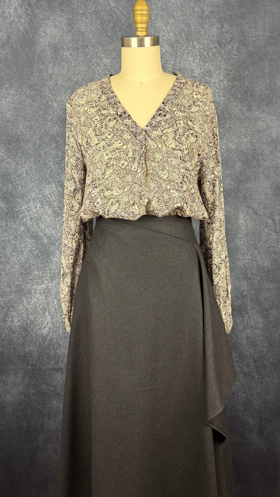 Blouse fluide à motifs floraux, légèrement translucide noir et beige Part Two, taille 38 (m). Vue de l'agencement avec la jupe noire longue en lainage et volant asymétrique.