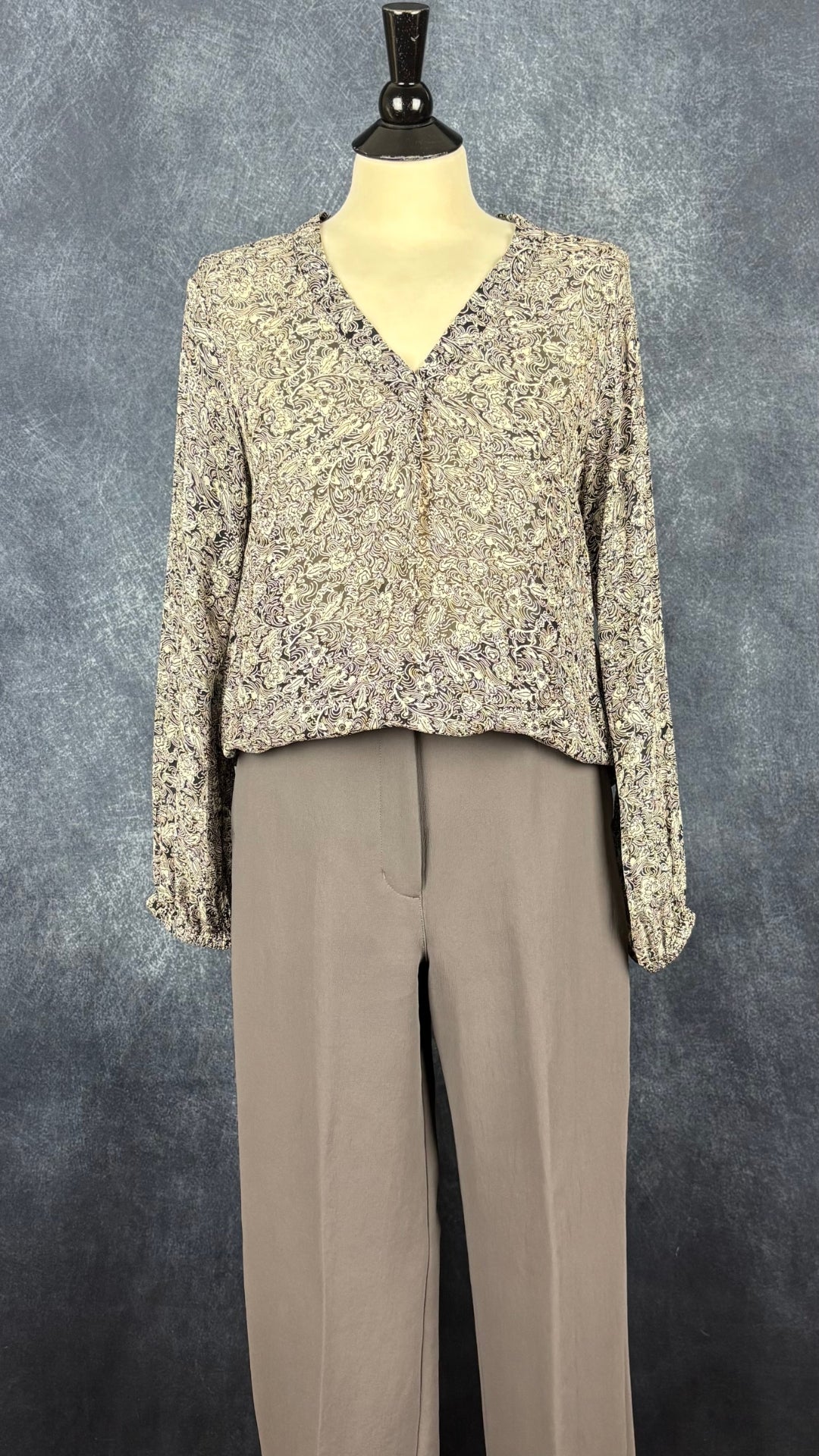 Blouse fluide à motifs floraux, légèrement translucide noir et beige Part Two, taille 38 (m). Vue de l'agencement avec le pantalon gris taupe fluide Wilfred.