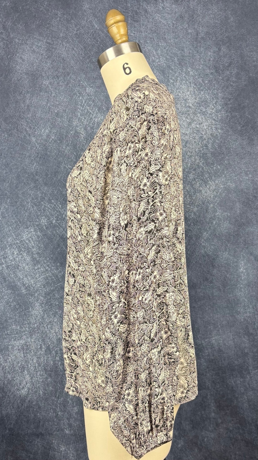 Blouse fluide à motifs floraux, légèrement translucide noir et beige Part Two, taille 38 (m). Vue de côté.