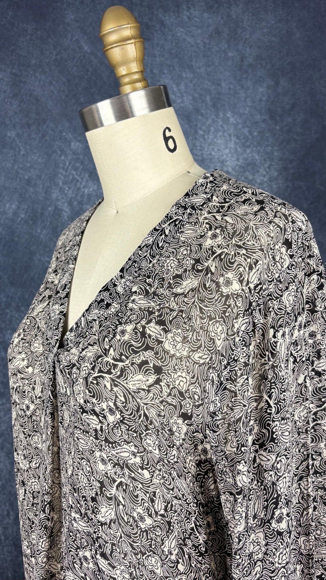 Blouse fluide à motifs floraux, légèrement translucide noir et beige Part Two, taille 38 (m). Vue de l'encolure.