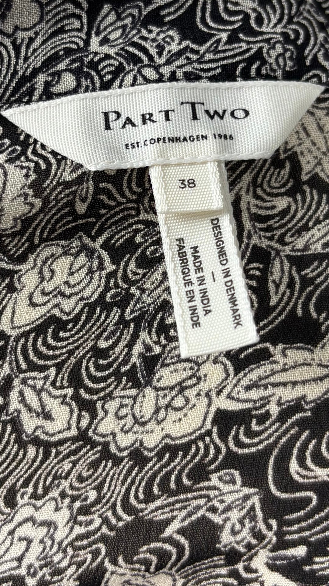 Blouse fluide à motifs floraux, légèrement translucide noir et beige Part Two, taille 38 (m). Vue de l'étiquette.