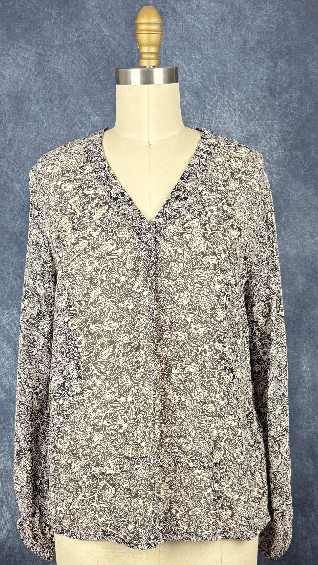Blouse fluide à motifs floraux, légèrement translucide noir et beige Part Two, taille 38 (m). Vue de face.