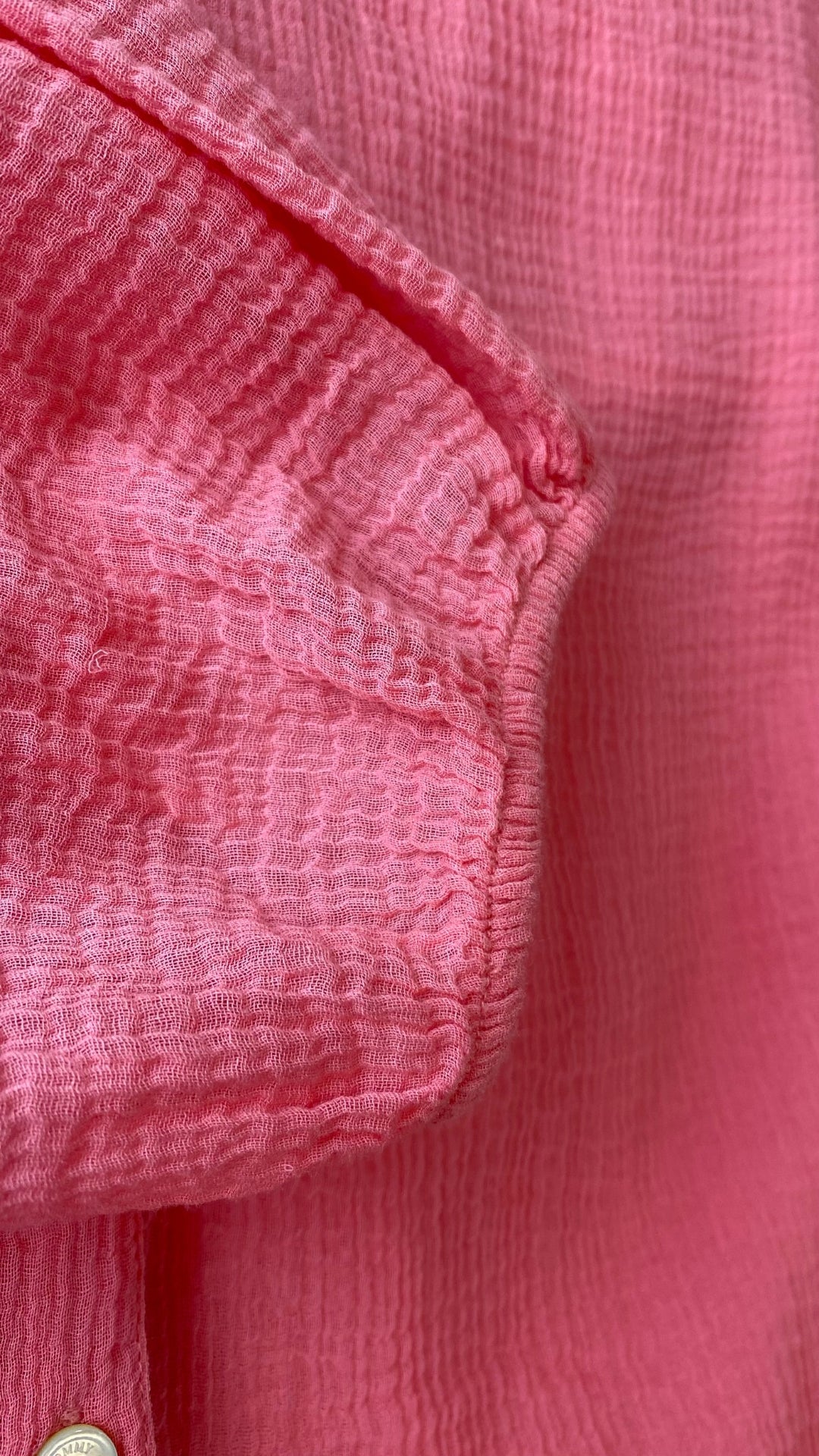 Blouse gaze de coton rose Tommy Bahama, taille small. Vue de la manche élastique.