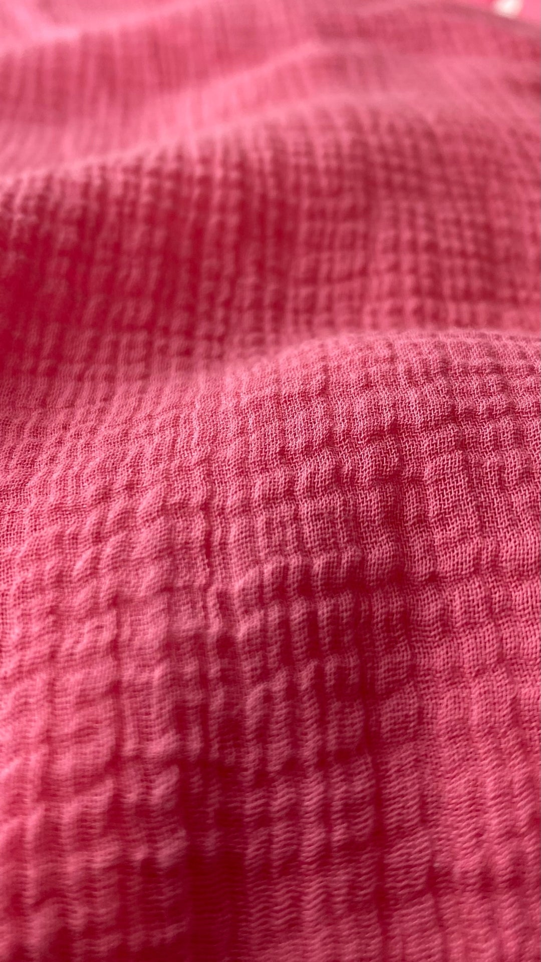 Blouse gaze de coton rose Tommy Bahama, taille small. Vue de près du tissu.