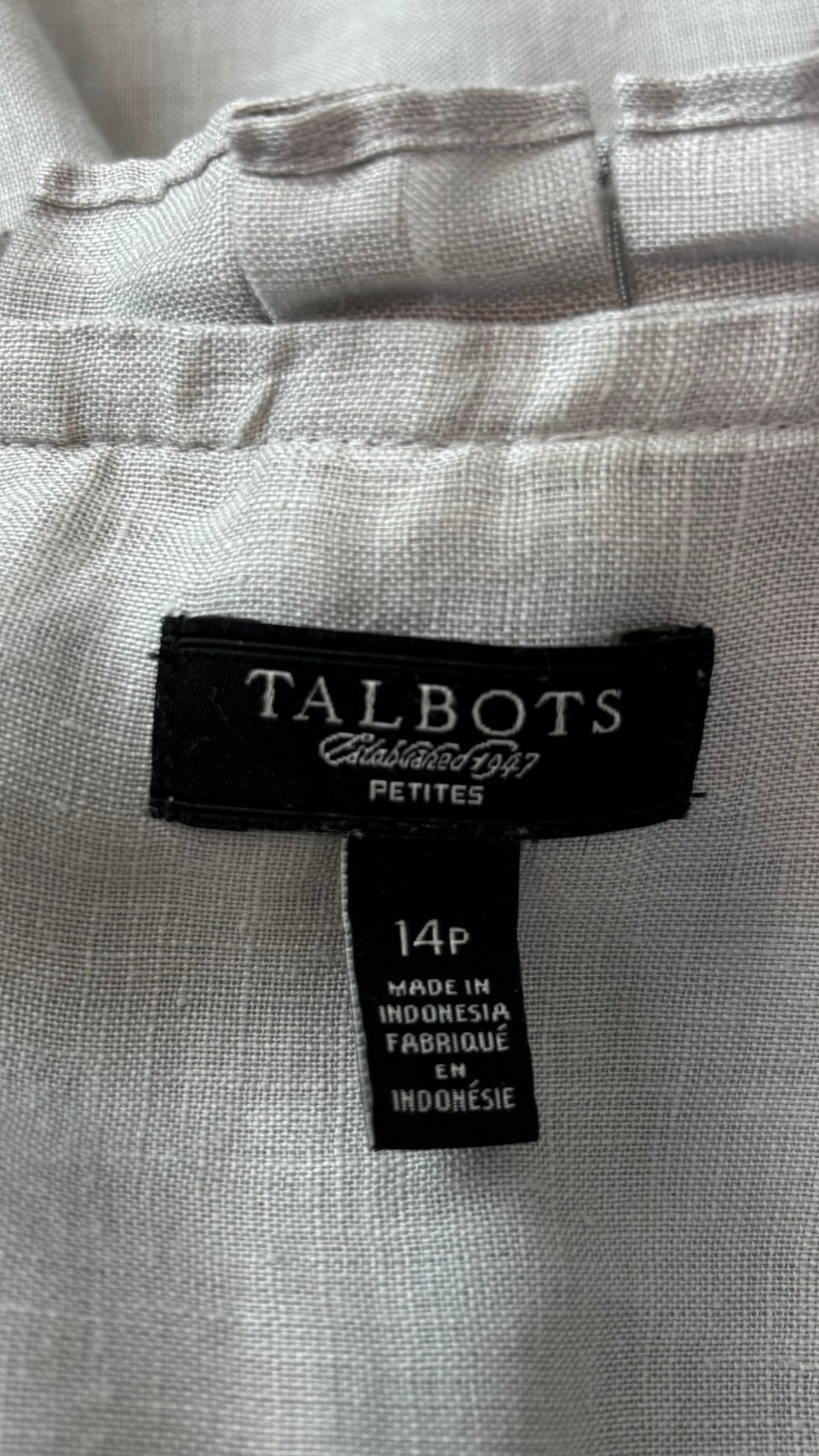 Blouse gris perle à encolure à frisons en lin Talbots, taille 14p (large). Vue de l'étiquette.