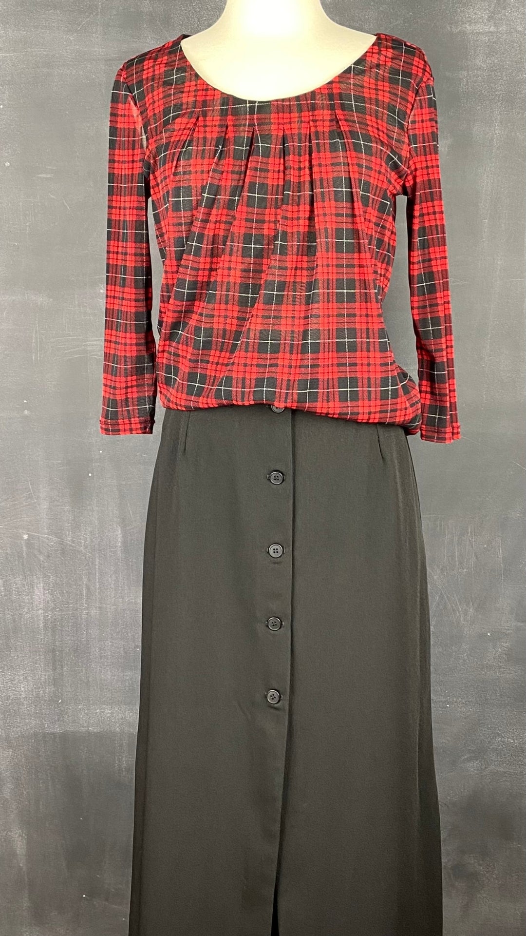 Blouse légère tartan festif S. Oliver, taille 34 (xs-s). Vue de l'agencement avec la jupe vintage Jacob.