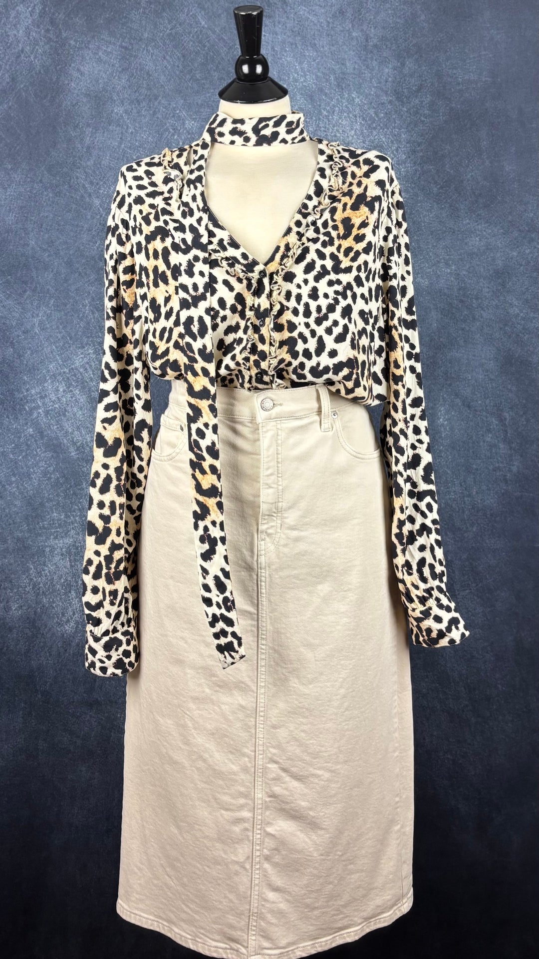 Blouse léopard à encolure lavallière et frisons de chaque côté de la boutonnière, Marc Aurel, taille 46 (l/xl). Vue de l'agencement avec la jupe écru Banana Republic.