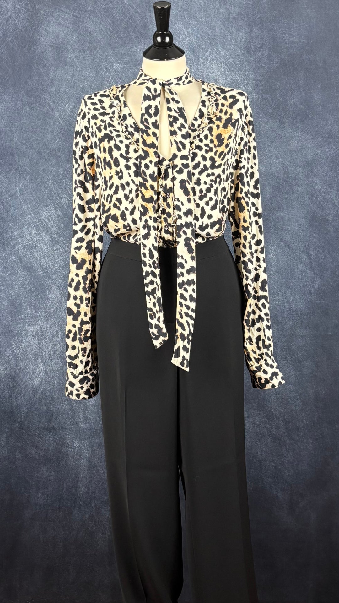 Blouse léopard à encolure lavallière et frisons de chaque côté de la boutonnière, Marc Aurel, taille 46 (l/xl). Vue de l'agencement avec le pantalon noir Lafayette 148 NY.