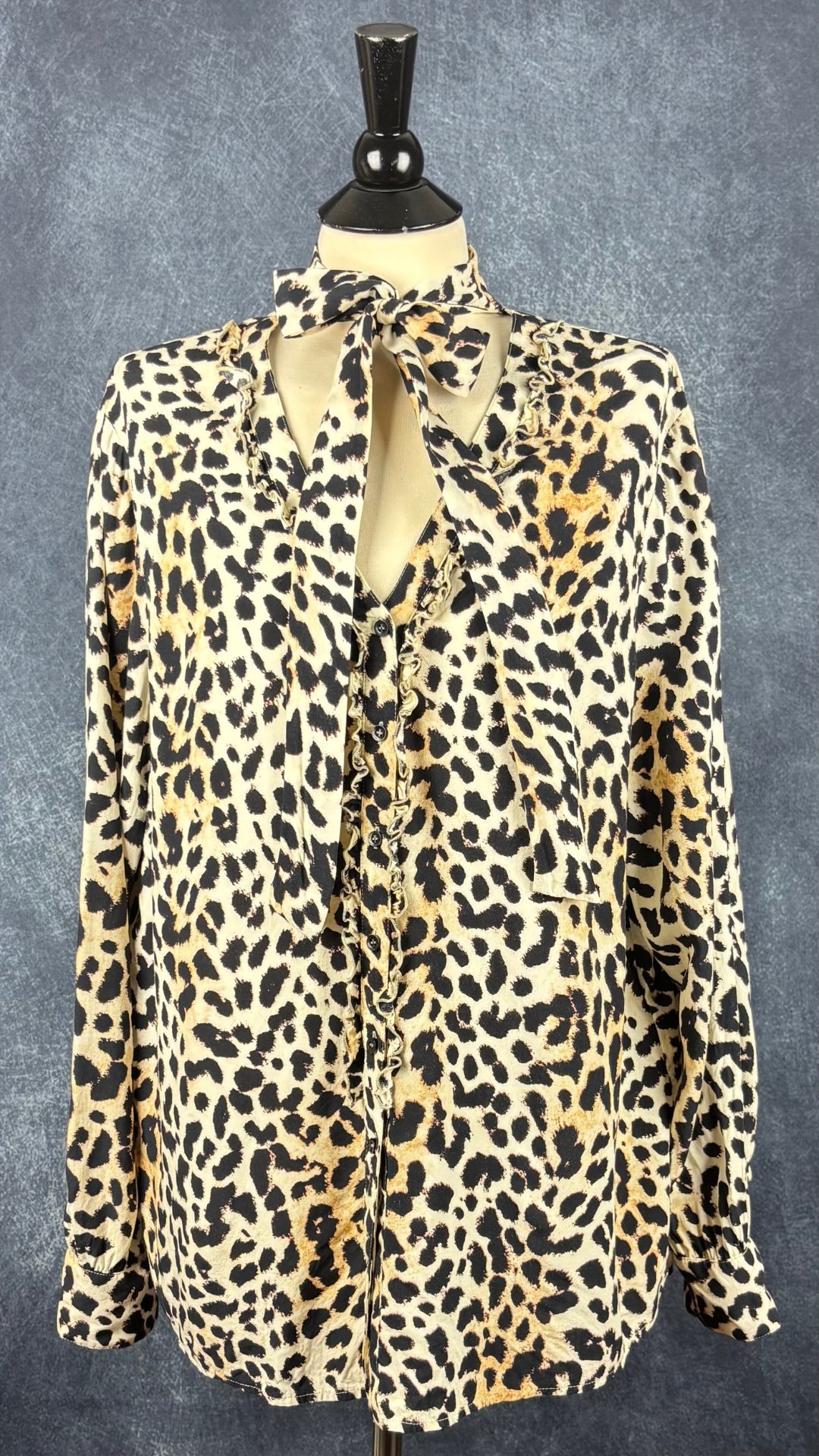 Blouse léopard à encolure lavallière et frisons de chaque côté de la boutonnière, Marc Aurel, taille 46 (l/xl). Vue de face.