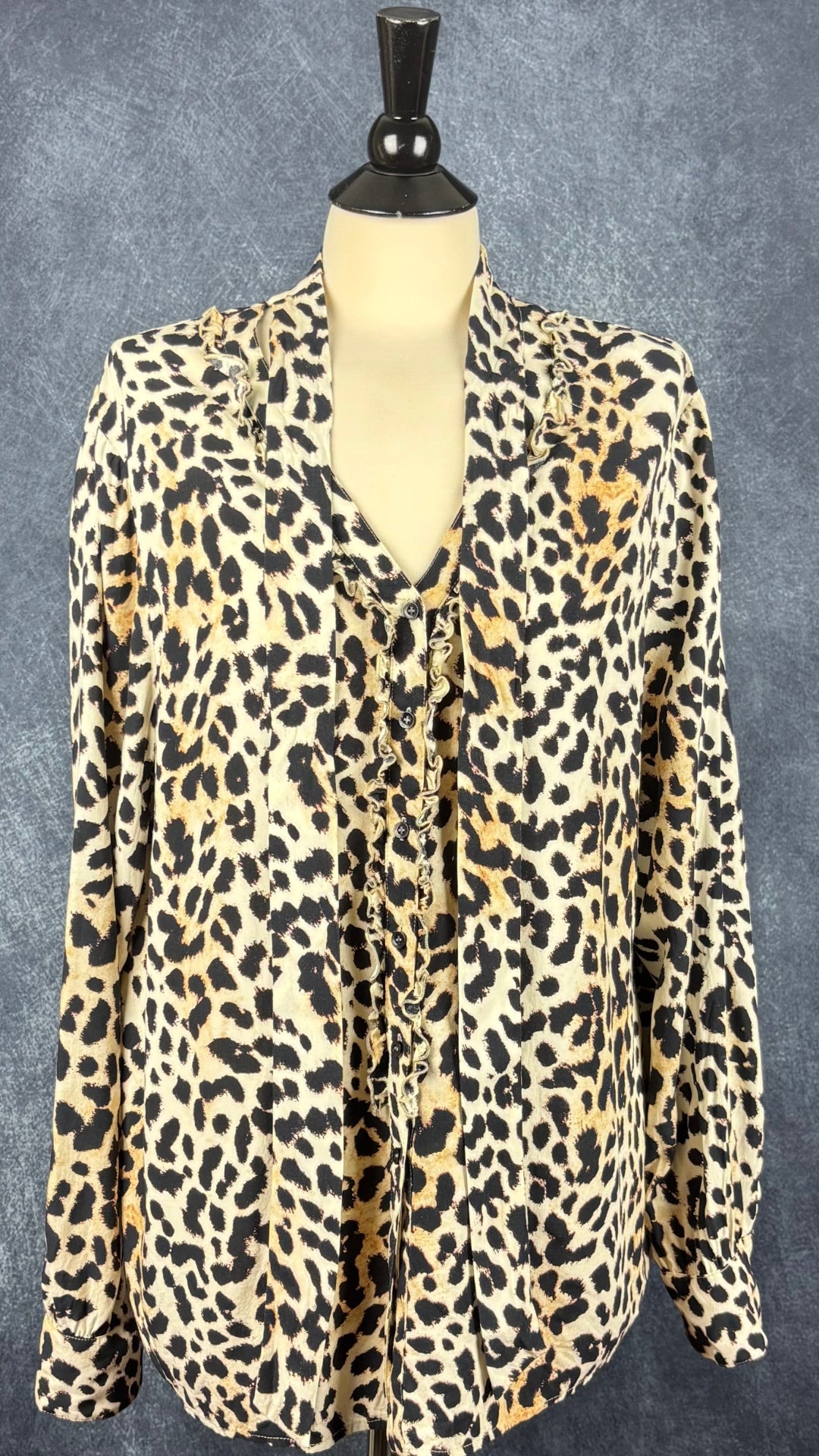 Blouse léopard à encolure lavallière et frisons de chaque côté de la boutonnière, Marc Aurel, taille 46 (l/xl). Vue de la blouse, col ouvert.
