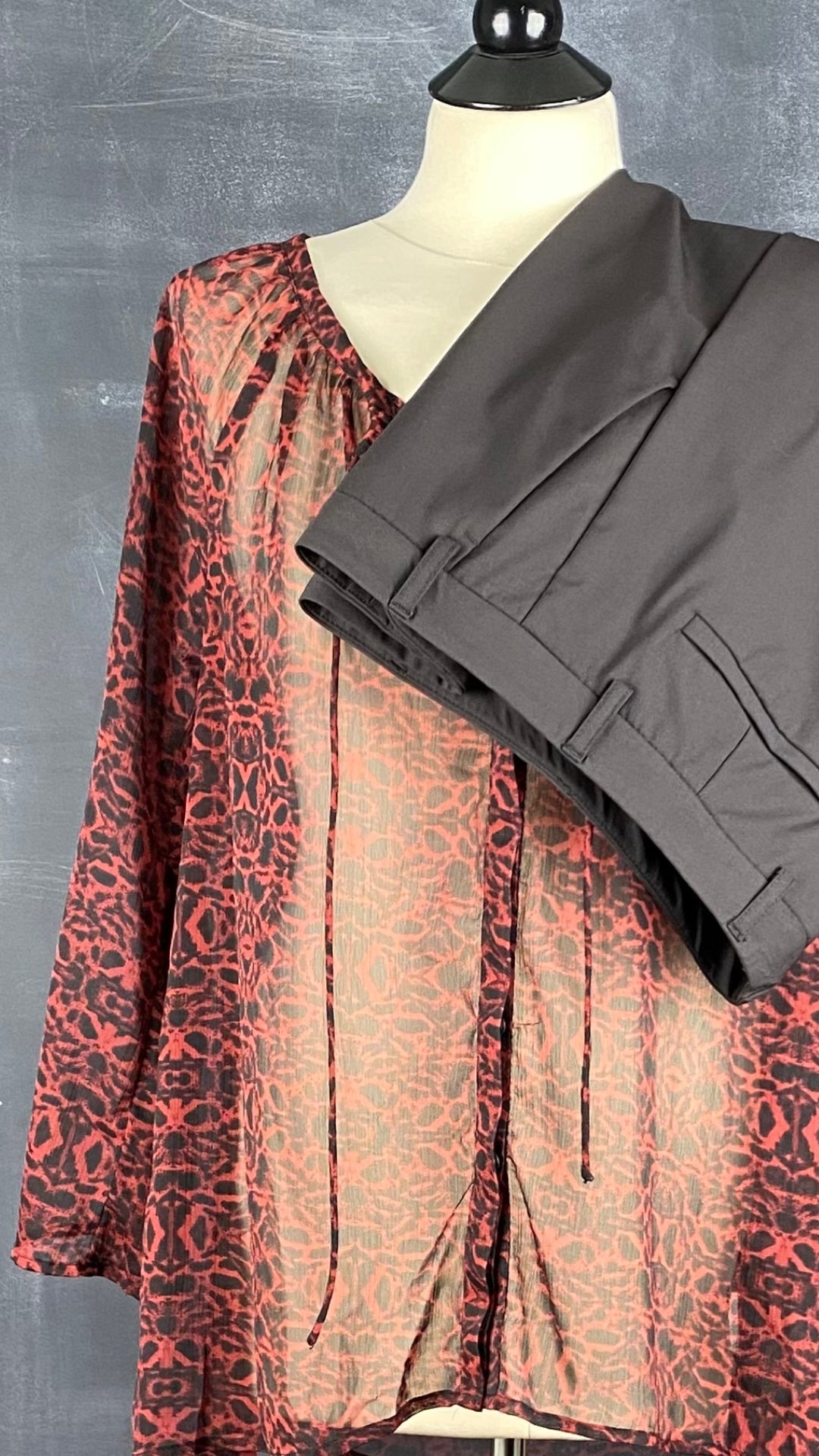 Blouse léopard rouge et noir Jessica Simpson, taille medium ample. Vue de l'agencement avec le pantalon noir-brun Theory.