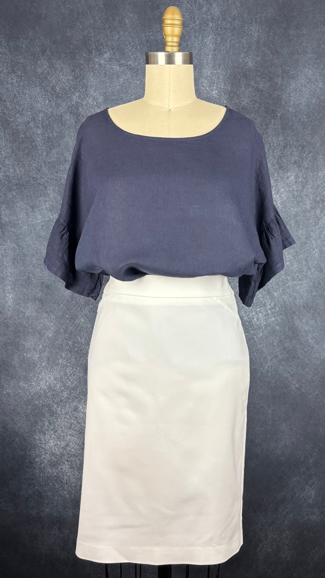 Blouse en lin marine manches volantée Elena Baldi, taille small oversize. Vue de l'agencement avec la jupe blanche Tristan.
