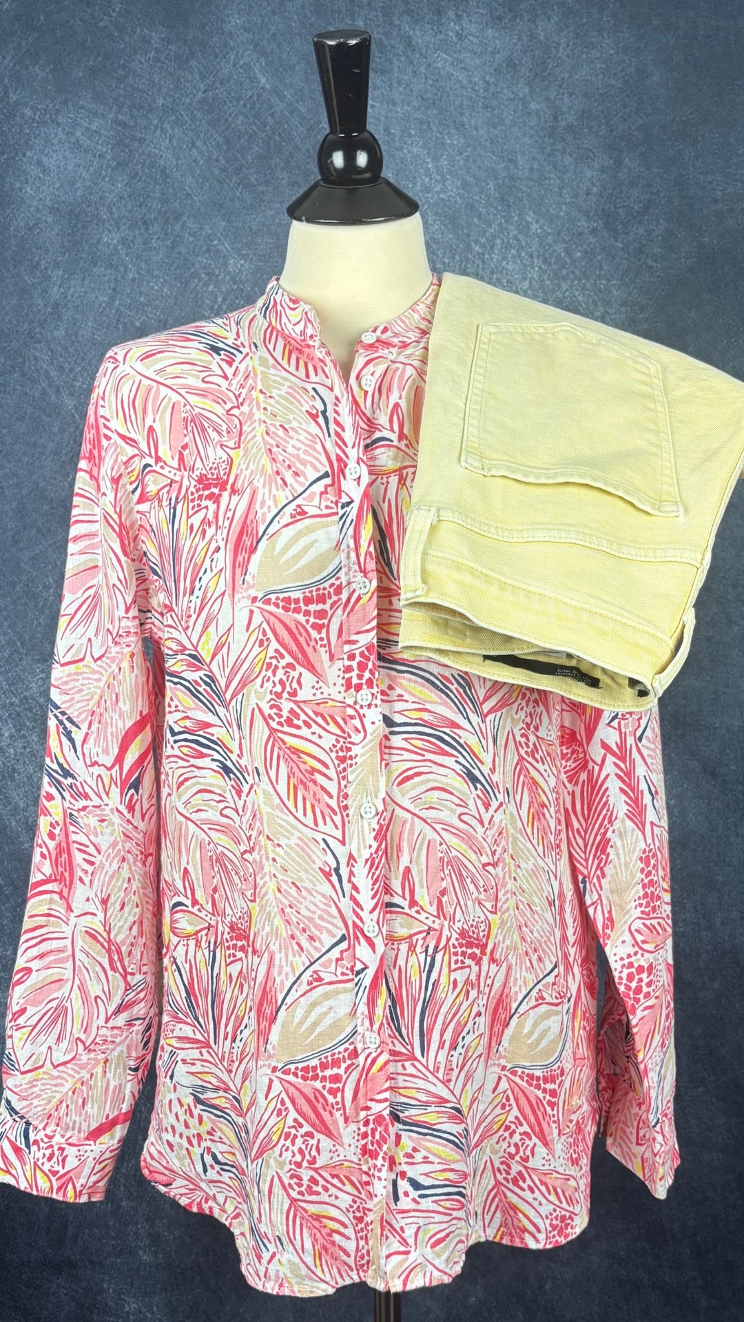 Blouse en lin à motifs tropicaux colorés Brax, taille 38 (medium). Vue de l'agencement avec le jeans jaune doux Banana Republic.