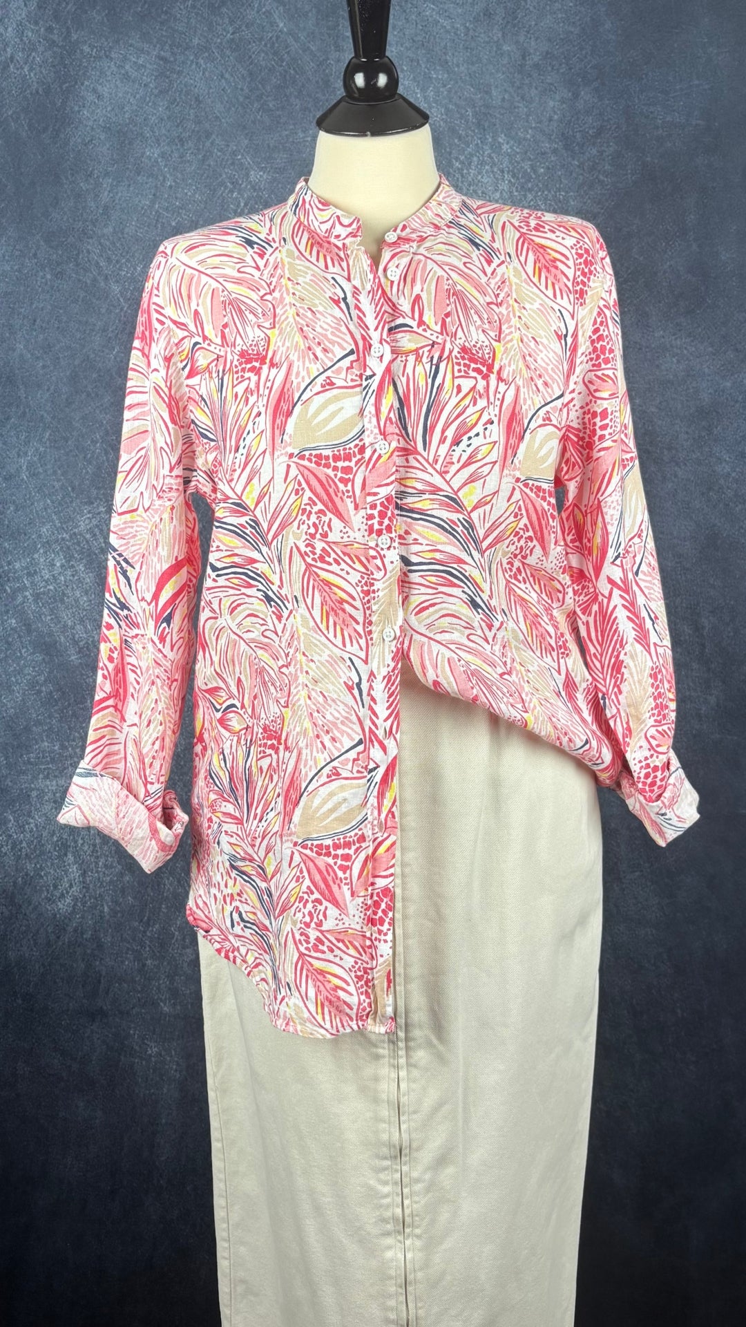 Blouse en lin à motifs tropicaux colorés Brax, taille 38 (medium). Vue de l'agencement avec la jupe Harly Jae.