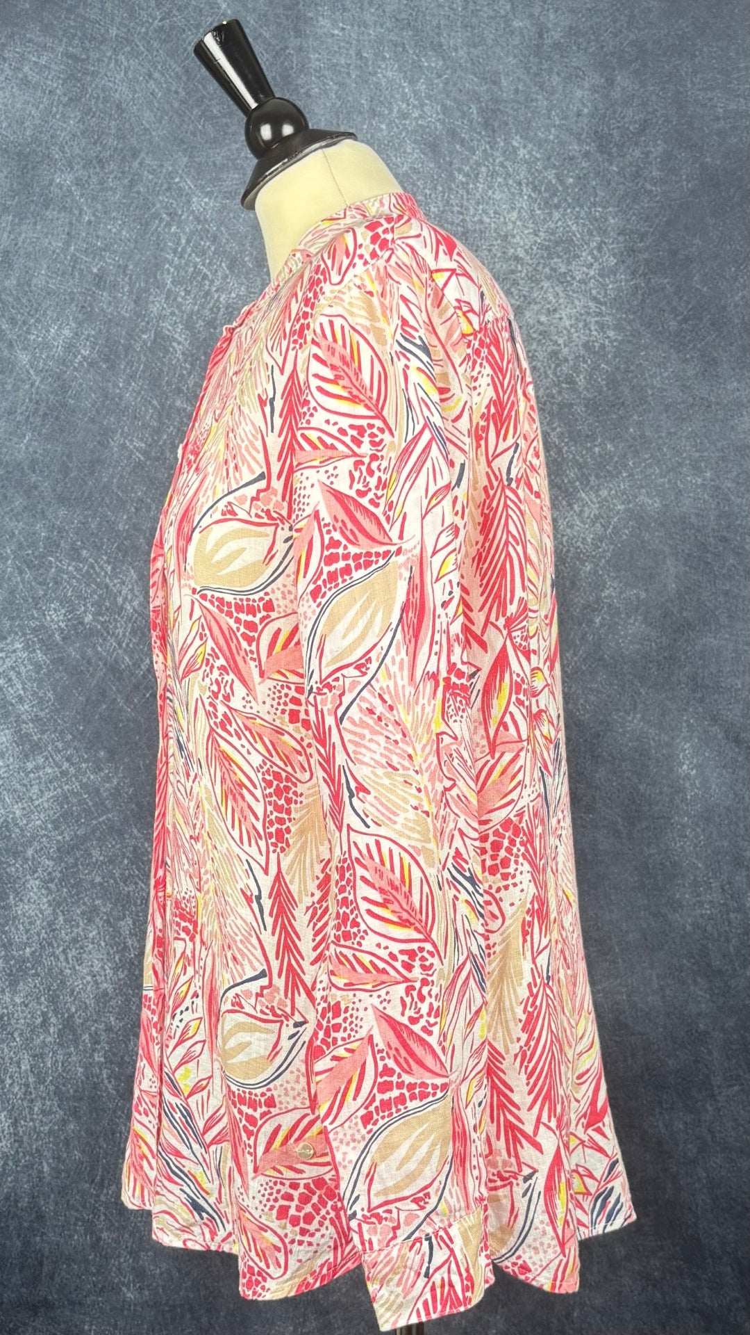 Blouse en lin à motifs tropicaux colorés Brax, taille 38 (medium). Vue de côté.