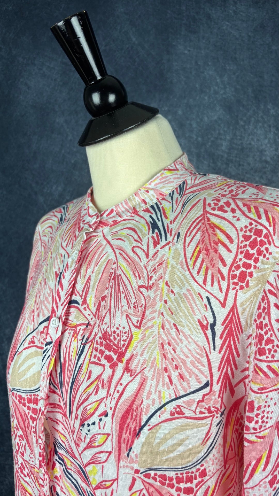 Blouse en lin à motifs tropicaux colorés Brax, taille 38 (medium). Vue de l'encolure.