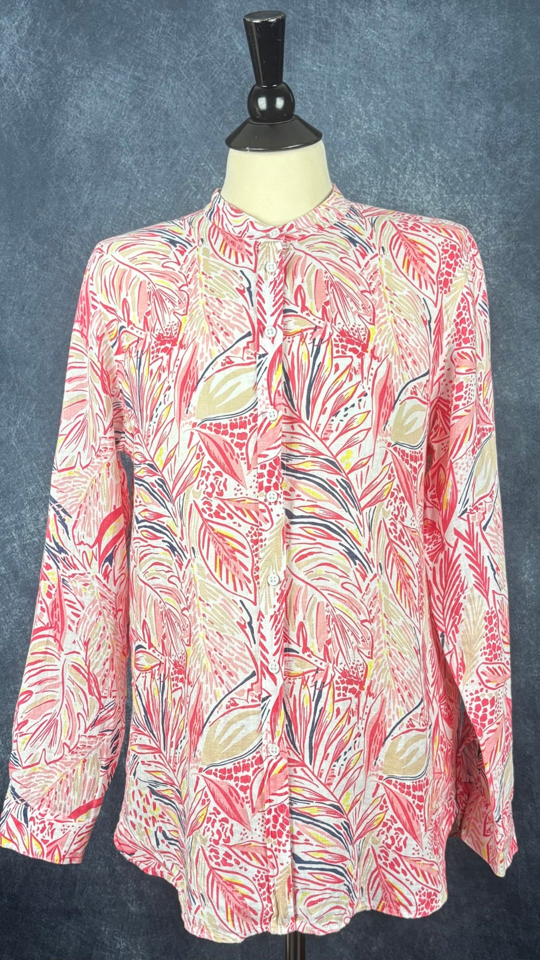 Blouse en lin à motifs tropicaux colorés Brax, taille 38 (medium). Vue de face.